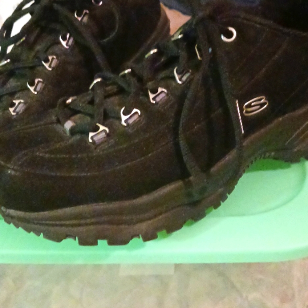 Ladies Skechers black suede leather pre-owned size 10 us lace up sneakers shoes